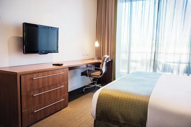 Suite, King Bed, Garden View, Holiday Inn Port Moresby 3/9