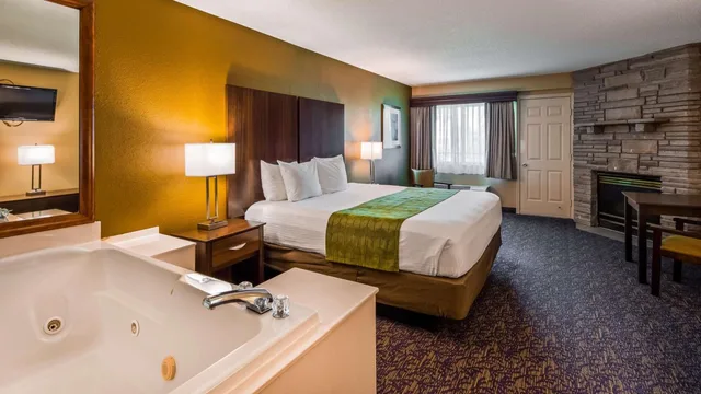 غرفة بسرير كينج بإطلالة على النهر، Best Western Plaza Inn 2/2