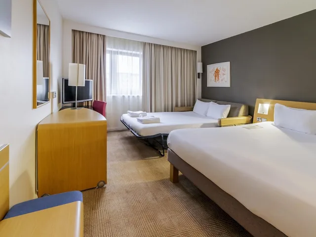 Standard, Queen Bed, Sofa, Novotel Southampton 2/10