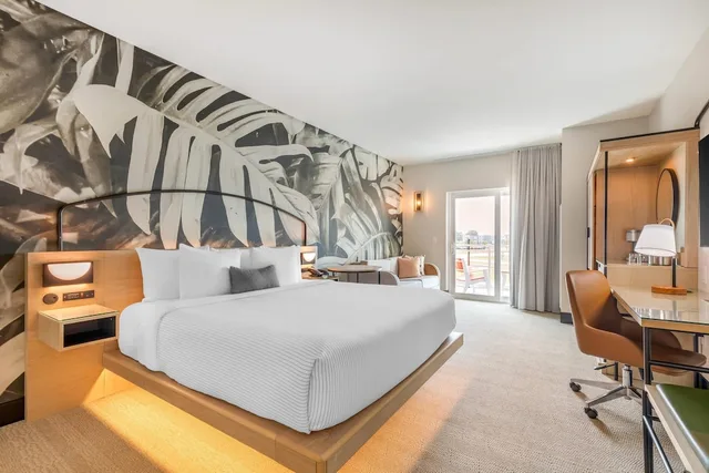 غرفة قياسية بسرير كينج بشرفة مع أريكة، Cambria Hotel Rehoboth Beach, DE 2/3