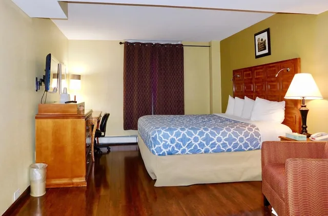 جناح ديلوكس بسرير كينج بمطبخ، Americas Best Value Inn Suites Anchorage Airport 1/3