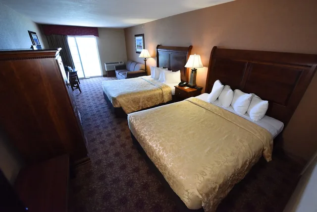 غرفة إليت بسرير كينج وسرير كوين، Hamilton Inn Select Beachfront 8/10