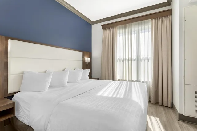 غرفة بسرير كينج مع أريكة، Best Western Plus First Coast Inn & Suites 1/8
