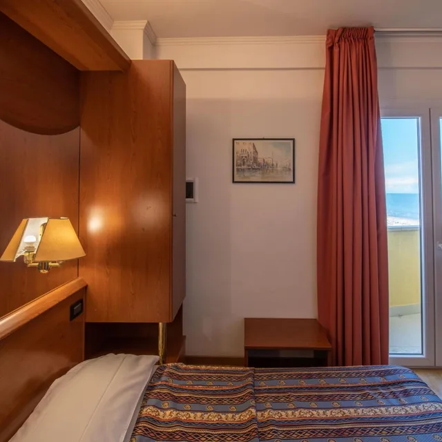 غرفة بسرير مزدوج أو سريرين منفصلين بإطلالة جزئية على البحر، HOTEL MONDIAL 4/6