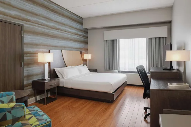 غرفة بسرير كينج لذوي الإعاقة، Hotel Trilogy Albany Airport, Tapestry Collection by Hilton 1/1