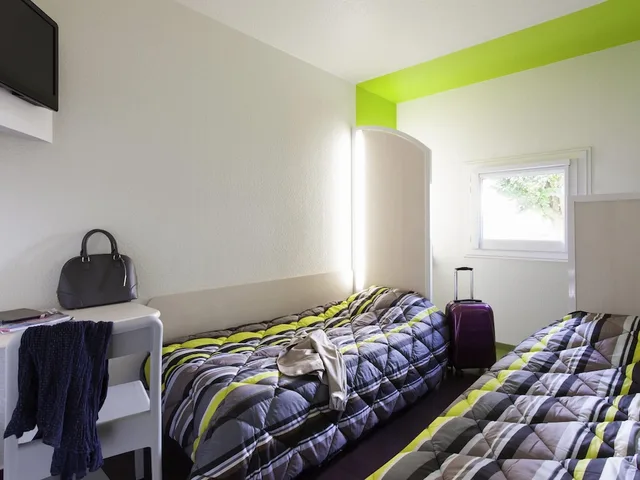 Car, Twin Beds, Side View، hotelF1 Moret Fontainebleau 6/6