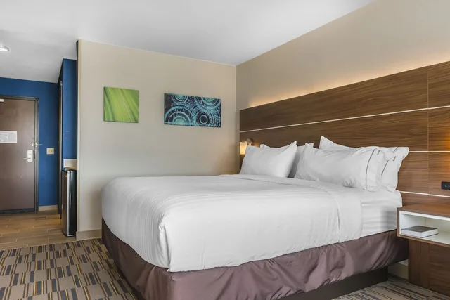 غرفة قياسية بسرير كينج، Holiday Inn Express Suites Clarion 1/3