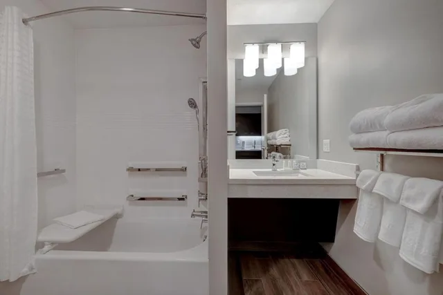 غرفة بسرير كينج مع أريكة، Courtyard St. Louis Brentwood 10/20