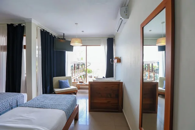 غرفة ثلاثية بثلاثة أسرّة بإطلالة على البحر، Pesona Beach Resort Spa 9/10
