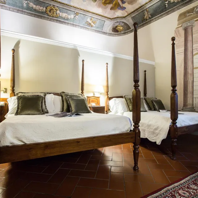 جناح جونيور، Hotel Burchianti 6/10