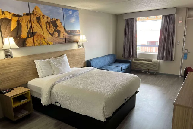 غرفة بسرير مزدوج، Days Inn by Wyndham Salina South 1/3