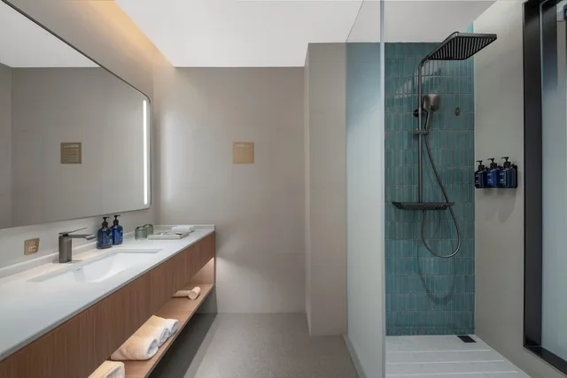 Standard, King Bed, 1 King and 1 Single Beds, Holiday Inn Express Guiyang Guanshanhu By Ihg 4/4