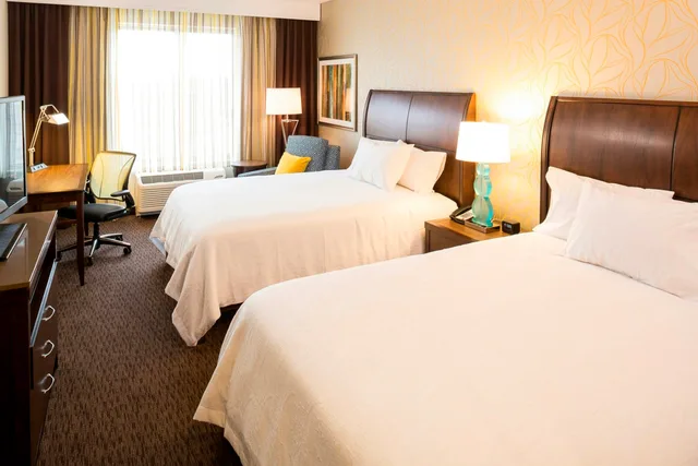 غرفة بسريرين كوين بحوض استحمام لذوي الإعاقة، Hilton Garden Inn Sioux Falls Downtown 1/2