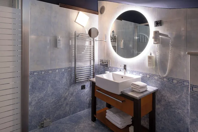 جناح جونيور بسرير مزدوج بشرفة بغرفة نوم واحدة بإطلالة جزئية على البحر مع أريكة، Hotel More Dubrovnik - Adults Only 10/10