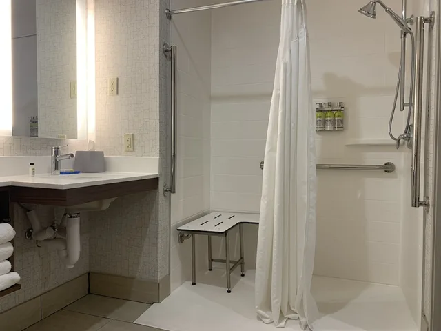 Standard, King Bed, Accessible, Holiday Inn Express Hotel And Suites Franklin Oil City 2/2