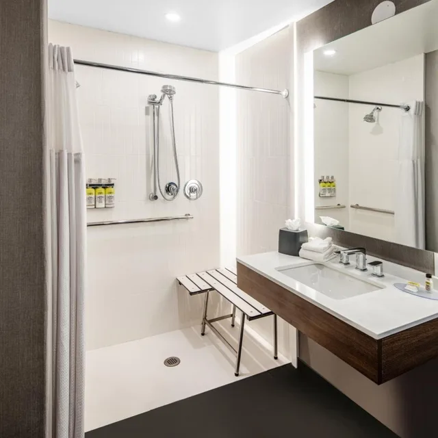 جناح بسرير كينج وسريرين كوين بغرفتي نوم مع أريكة، Staybridge Suites Phoenix-Glendale 7/10