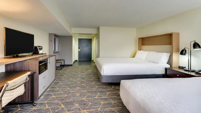 غرفة قياسية بسريرين كوين، Holiday Inn Staunton Conference Center 1/4
