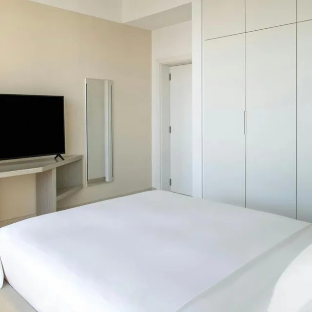 شقة كبيرة بسرير كينج وسرير كوين بغرفتي نوم بإطلالة جزئية على البحر، Element West Bay Doha 3/6