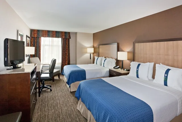 غرفة قياسية بسريرين كوين لذوي الإعاقة، Holiday Inn Hotel Suites Surrey East Cloverdale 1/1