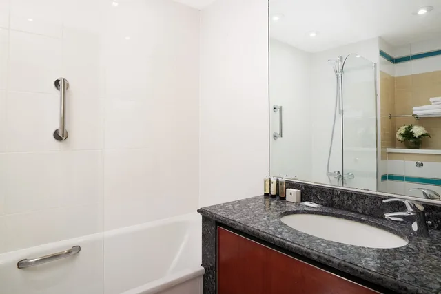 غرفة ديلوكس عائلية بسريرين مزدوجين، Millennium Hotel and Conference Centre Gloucester London 7/10