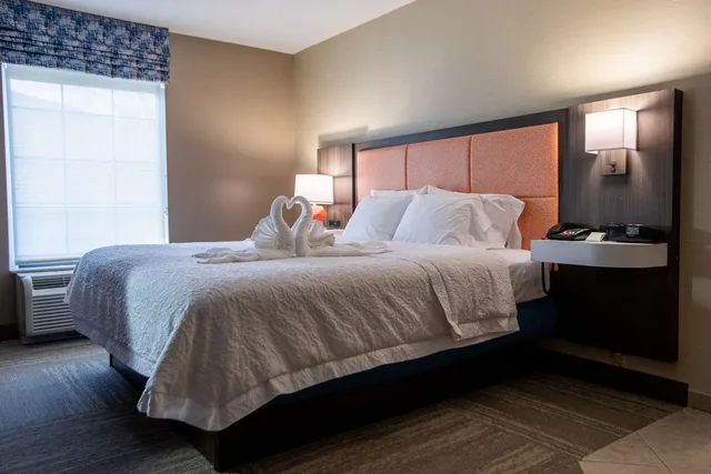 غرفة بسرير كينج بجاكوزي، Hampton Inn Hadley-Amherst Area 2/5