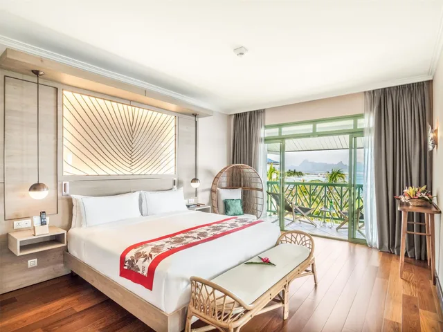 جناح بسرير كينج بإطلالة على البحر مع أريكة، Hilton Hotel Tahiti 2/7
