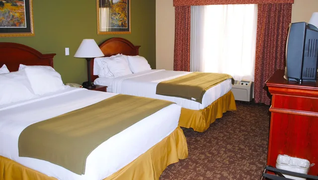 جناح بسرير كينج وسرير كوين بغرفتي نوم مع أريكة، Magnuson Hotel Commerce 1/3