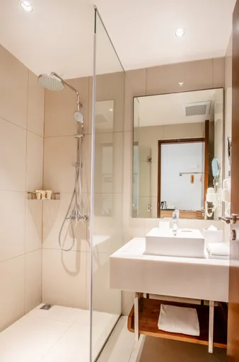 Deluxe, King Bed, Smoking, Quest Hotel Tagaytay City 2/2