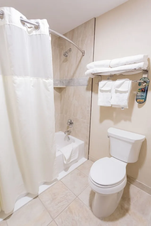 غرفة قياسية بسرير كوين وسرير مزدوج، Quality Inn near Rocky Mountain National Park 4/6