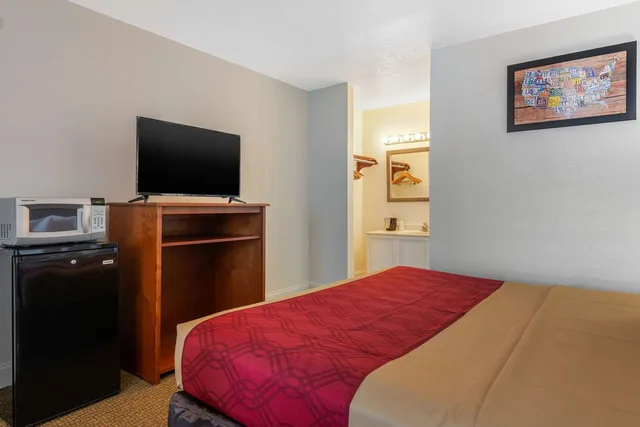 غرفة بسرير كينج، Econo Lodge Airport At Raymond James Stadium 3/4