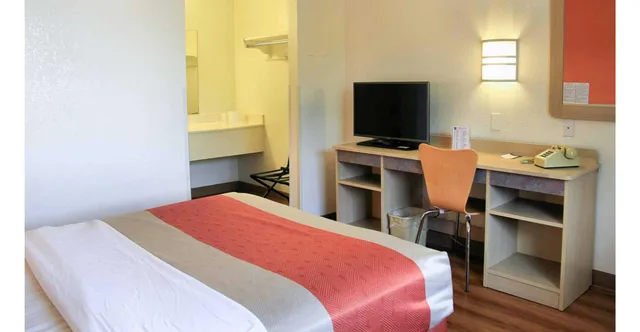غرفة بسرير كينج للمدخنين، Motel6 Enfield, CT - Hartford 4/6