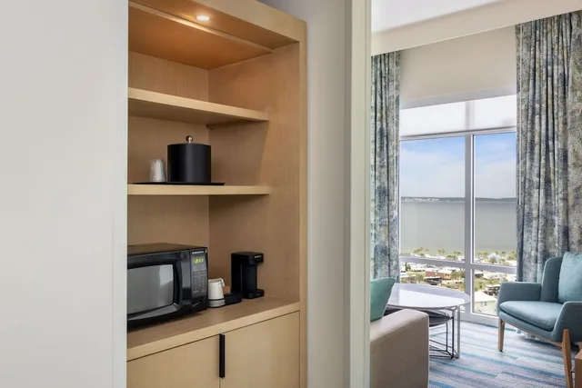 جناح بسرير كينج وسرير بطابقين بغرفة نوم واحدة مع أريكة، Fairfield Inn & Suites by Marriott Pensacola Beach 4/4
