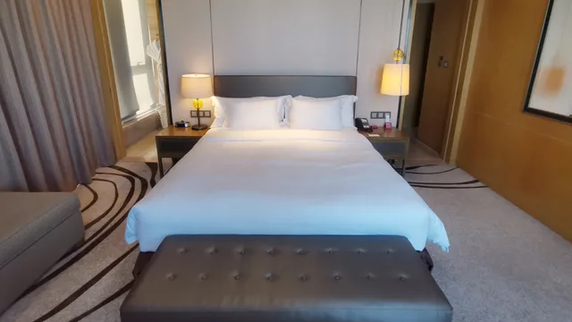 جناح بسرير كينج بغرفة نوم واحدة بمنطقة جلوس، Crowne Plaza Tianjin Meijiangnan 1/3
