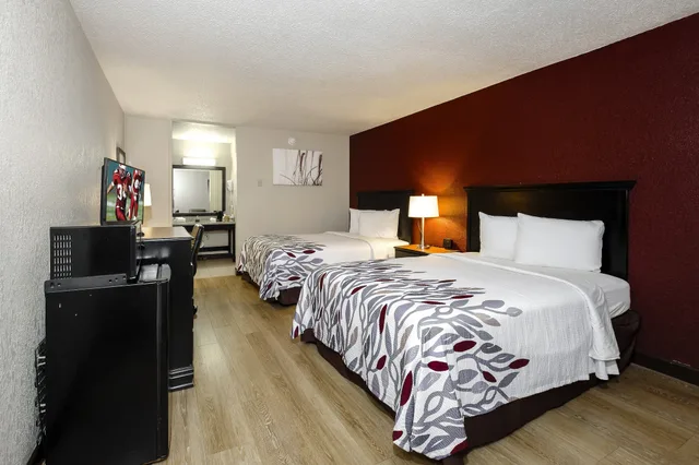 Deluxe, 2 Double Beds, Pool View, Red Roof Inn Hot Springs 2/10
