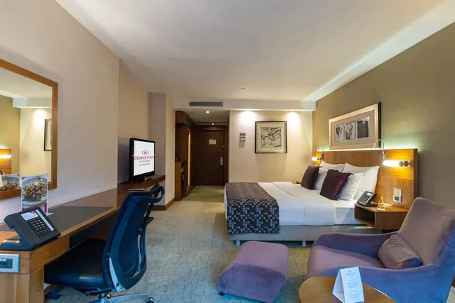 غرفة بريميوم بسرير كينج، Crowne Plaza Istanbul Harbiye Hotel 10/10