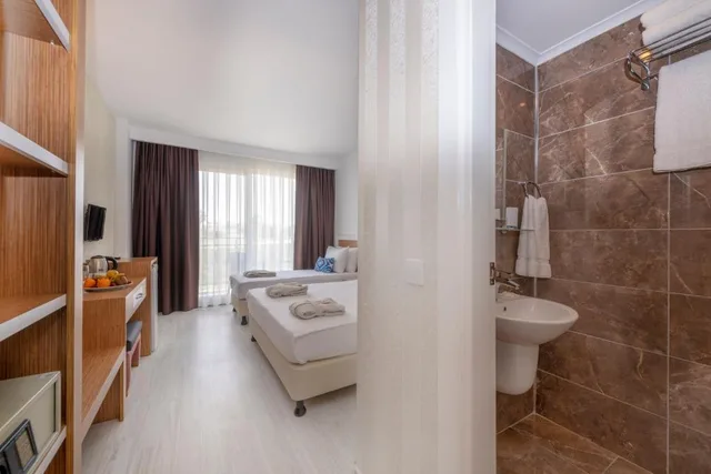 غرفة كبيرة، A Hotel Side 6/6
