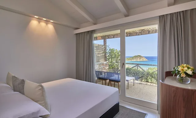 غرفة ديلوكس بسرير كينج بإطلالة على البحر، Baia di Chia Resort Sardinia, Curio Collection by Hilton 4/6