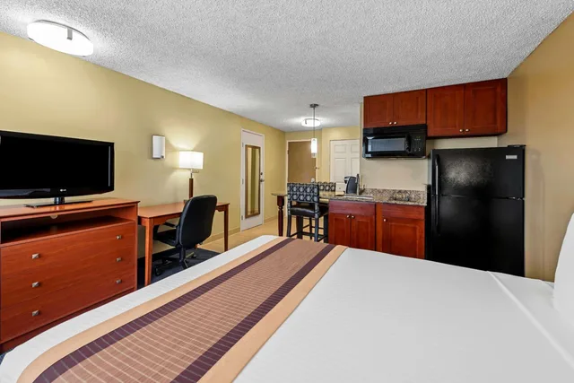 غرفة بسرير كوين بمطبخ صغير، Best Western Cascadia Inn 3/10