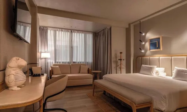 غرفة ديلوكس ثلاثية بفراش فوتون وسرير كينج وسرير فردي، ONLY YOU HOTEL MALAGA 3/5
