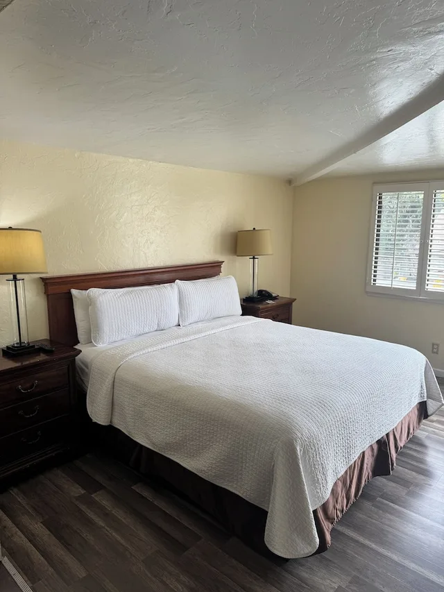 جناح بفراش فوتون وسرير كينج وسرير فردي، Carmel Resort Inn 5/10