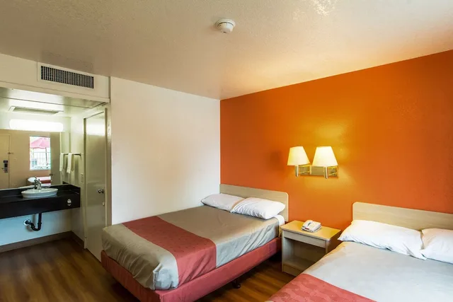 غرفة ديلوكس بسرير كوين بمطبخ صغير، Motel6 Redding, CA - North 2/9