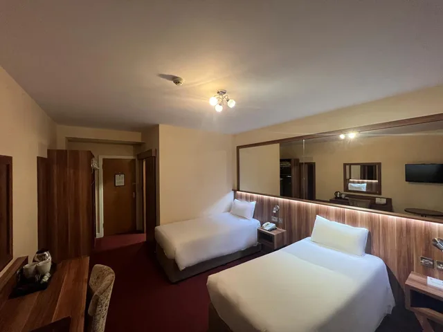Room, Twin Beds, West County Hotel 5/10