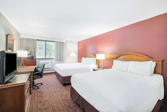 غرفة بسريرين كوين لذوي الإعاقة، Ramada By Wyndham Grand Forks 2/6