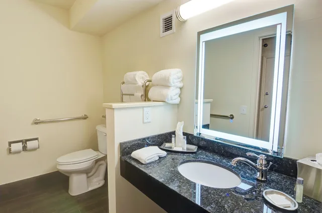 Room, Queen Bed, No Balcony, Accessible، Guy Harvey Resort St. Augustine Beach 4/5