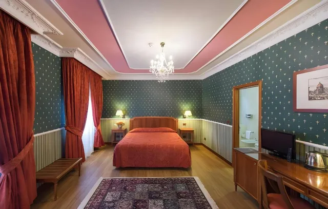 غرفة قياسية ثلاثية بسرير كوين وسرير فردي، Strozzi Palace Hotel 4/10