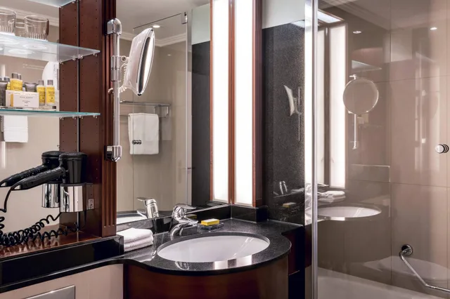 غرفة ديلوكس رباعية بسريرين مزدوجين، Munich Marriott Hotel 5/8