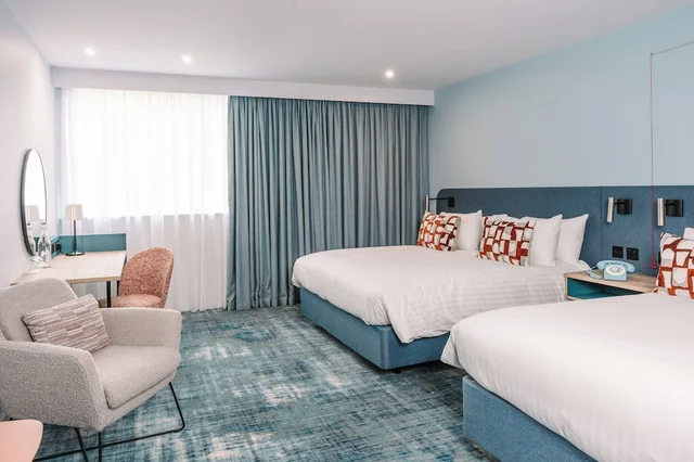 غرفة قياسية بسريرين مزدوجين لذوي الإعاقة، voco Winchester Hotel & Spa By IHG 1/5