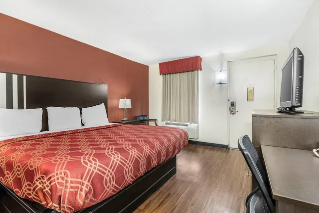 Upgrade, King Bed، Econo Lodge Research Triangle Park 1/9