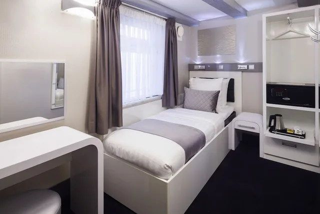 غرفة قياسية مفردة، Hotel CC 8/22