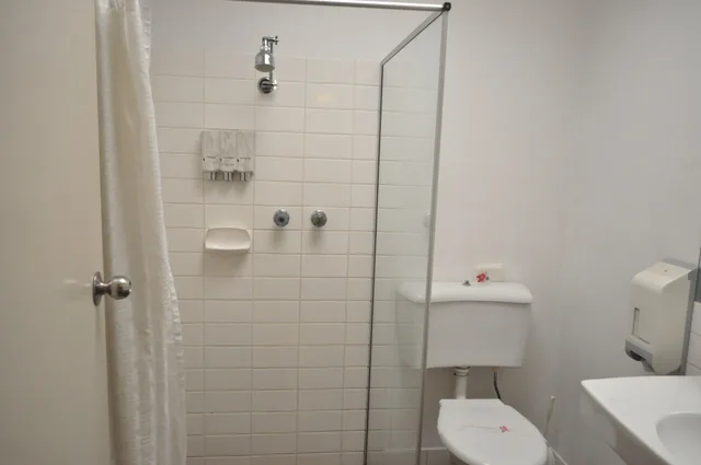 غرفة ديلوكس عائلية بسرير مزدوج وسريرين منفصلين بمطبخ صغير، ALBURY BURVALE MOTOR INN 2/2